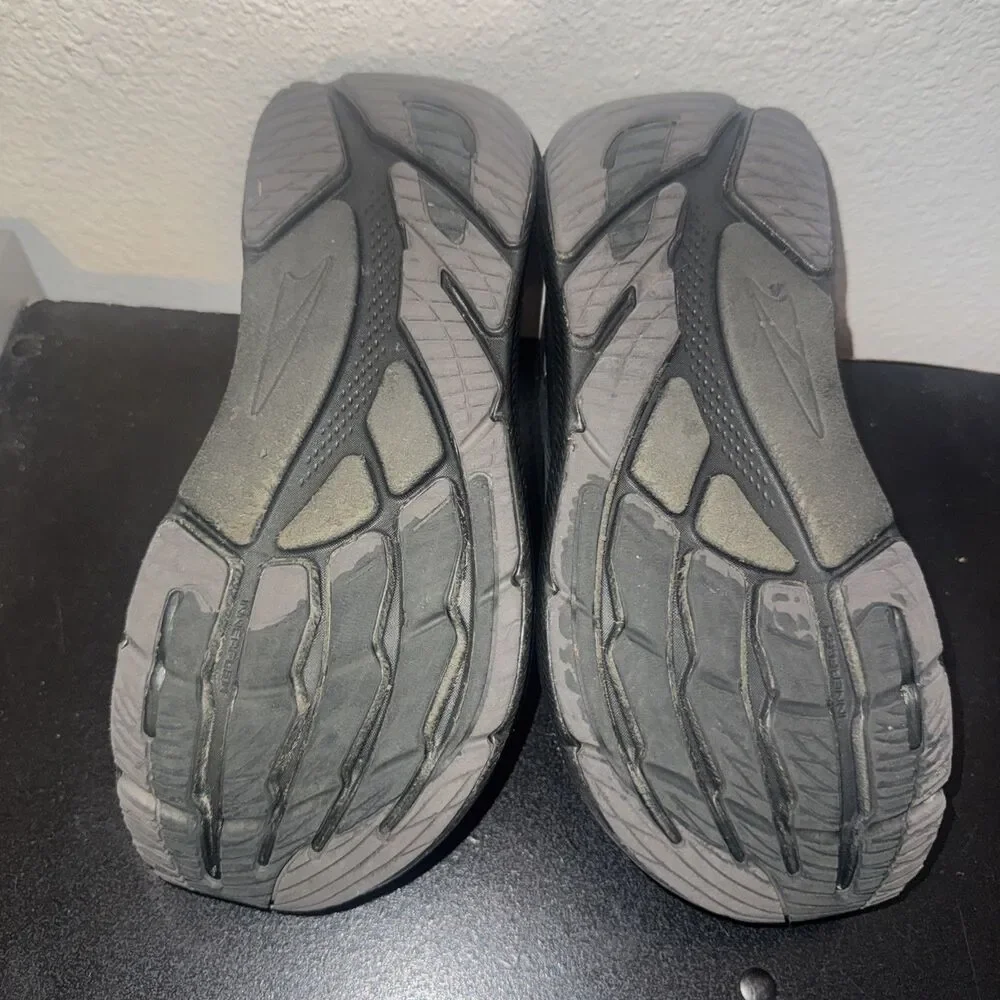 Altra FWD Via sneakers Triple black Women’s Size 9 *flaws